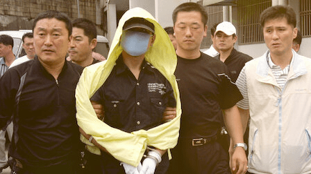 De arrestatie van Yoo Young-chul, bekend als de Raincoat Killer, die Zuid-Korea terroriseerde met een reeks brute moorden. Zijn zaak is een voorbeeld van de emotionele en melodramatische benadering van het land bij het vertellen van true-crime-verhalen; Netflix