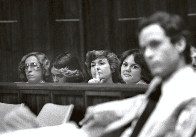 Tijdens de processen tegen Ted Bundy werden de rechtszittingen bijgewoond door een ongebruikelijke groupie-fanbase van jonge vrouwen, gefascineerd door zijn charisma; Reddit